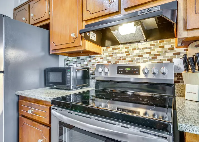 Comfy Augusta Condo W/ Deck ~ 4 Mi To Olde Town