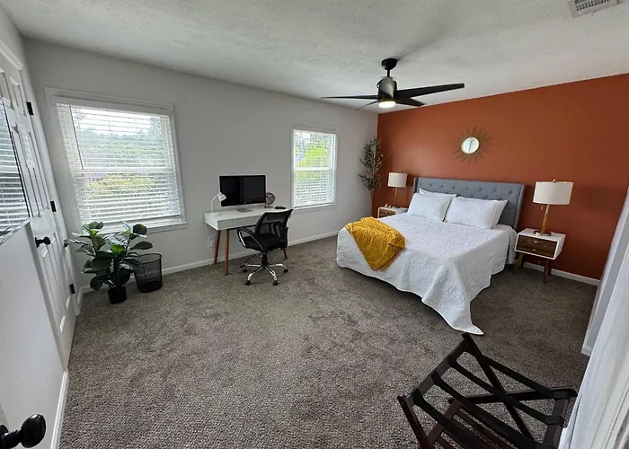 Azalea: 2 Primary Bedrooms W/ Bathrooms